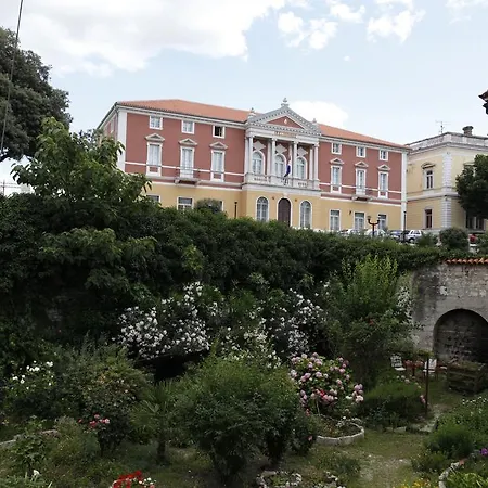 Vallamar Free Parking