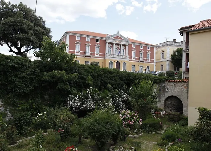 Vallamar Free Parking